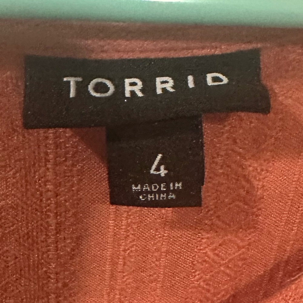 Torrid blouse 👚🩷💋 - Picture 3 of 3